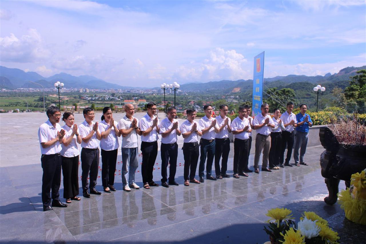Thắp nén tâm hương tri ân các Anh hùng liệt sĩ – CBCNV Truyền tải điện Hòa Bình tiếp nối truyền thống "Uống nước nhớ nguồn"