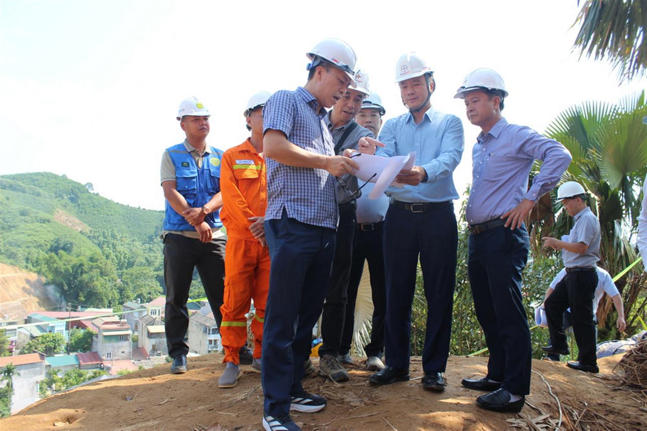 Đoàn công tác EVNNPT kiểm tra công tác xử lý khắc phục sạt lở, bảo đảm vận hành an toàn lưới điện tại Lào Cai