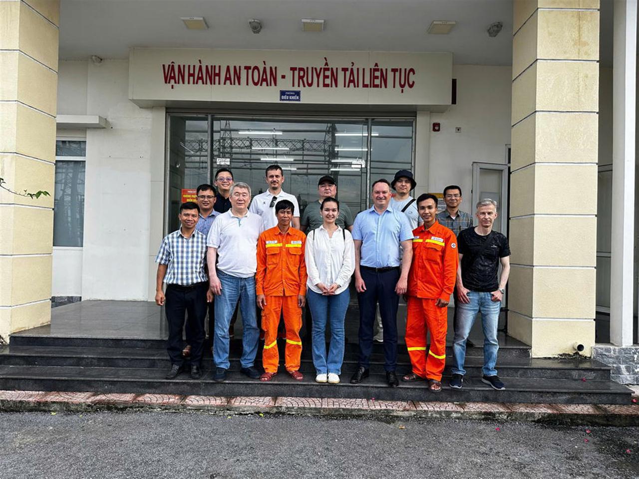 Đoàn đại biểu SIEMENS KAZAKHSTAN và Công ty Điện lực KEGOC tham quan thực tế tại TBA Kỹ thuật số 220kV Thủy Nguyên