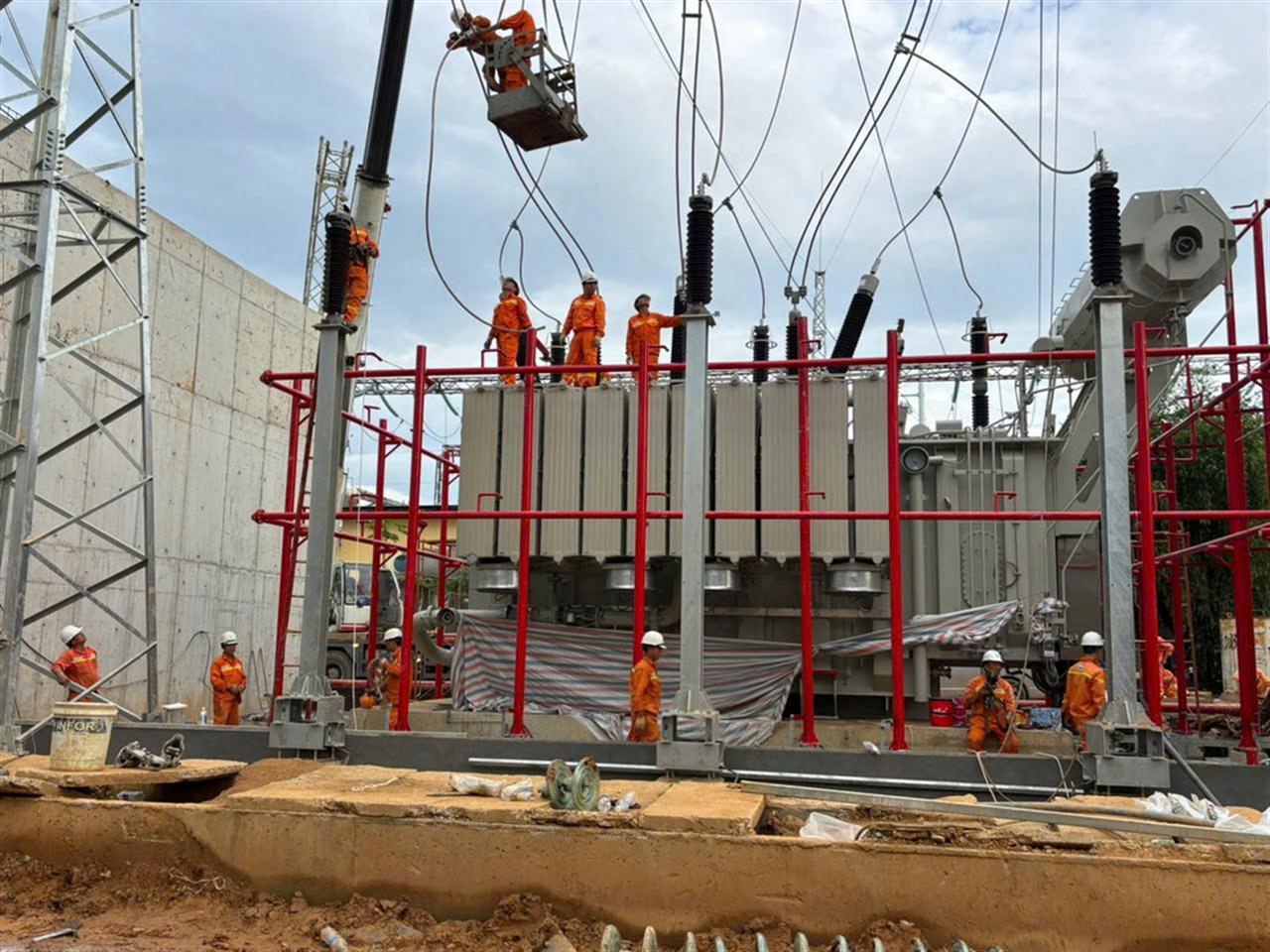Truyền tải điện Hà Nội quyết tâm hoàn thành đúng tiến độ dự án lắp máy biến áp thứ 4 tại Trạm biến áp 220kV Hà Đông
