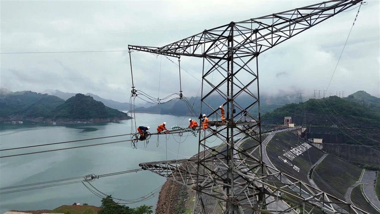 Gần 300 CBCNV PTC1 hoàn thành “chiến dịch” thay thế cách điện trên tuyến 500kV huyết mạch Sơn La - Hòa Bình