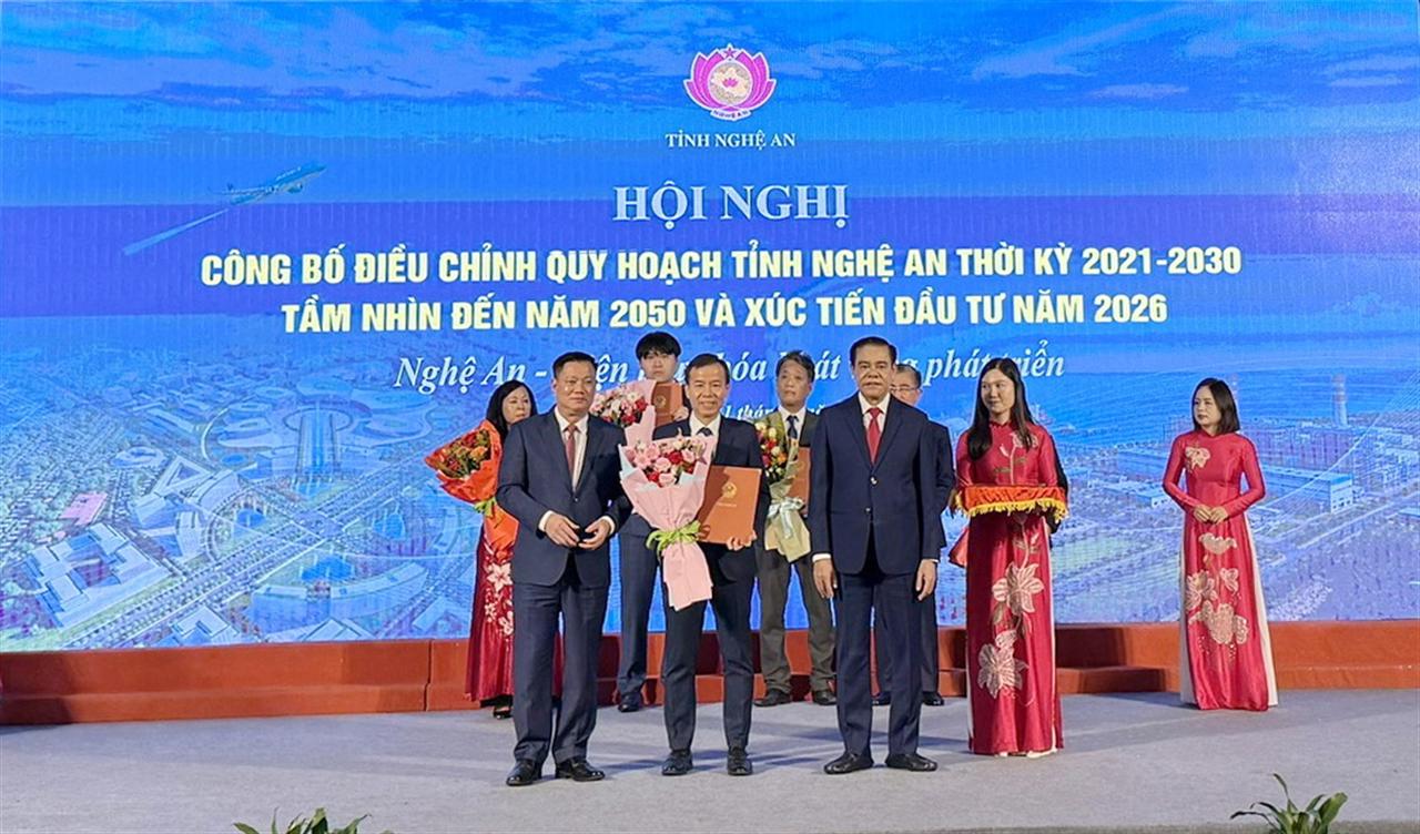 Nghệ An trao quyết định chấp thuận chủ trương đầu tư dự án cải tạo đường dây 220kV Hưng Đông – Nghi Sơn cho EVNNPT